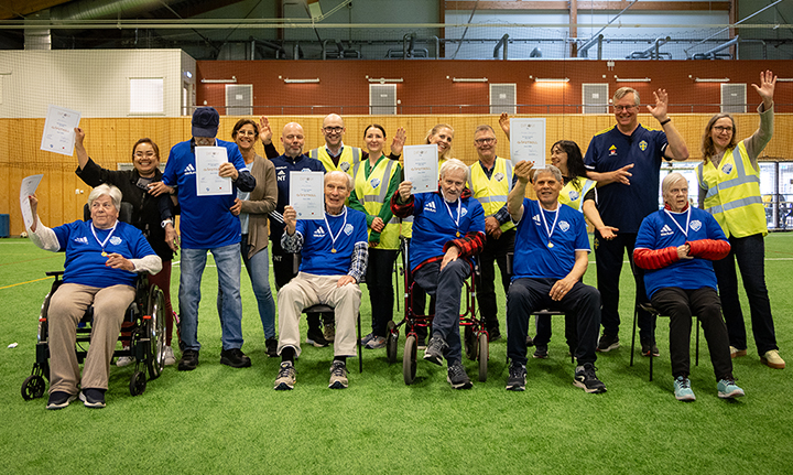 Glada deltagare med diplom och medalj samt ledare och volontärer efter vårens sista gåfotbollsträning i Brohallen i Upplands Bro.