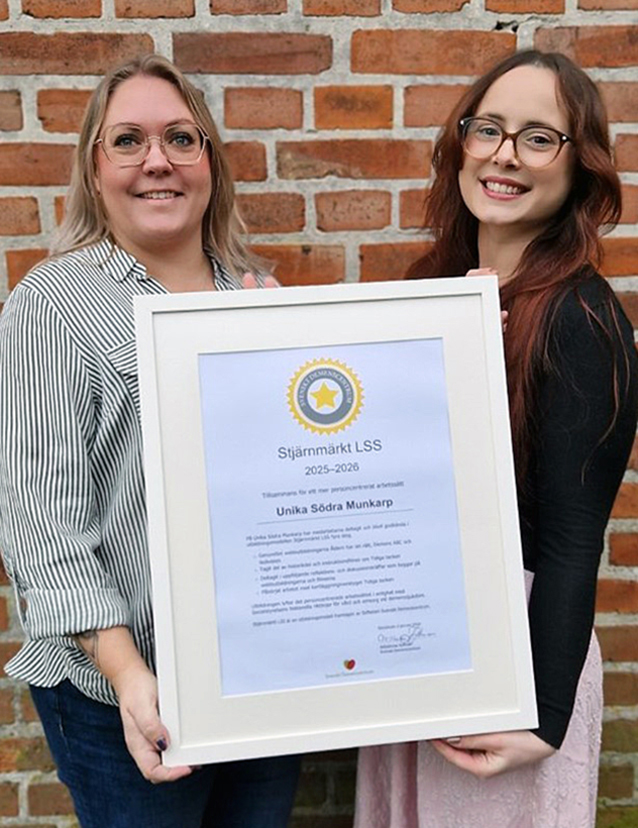 Instruktörerna Emelie Johansson och Emilia Viggh håller upp Stjärnmärktdiplomet.