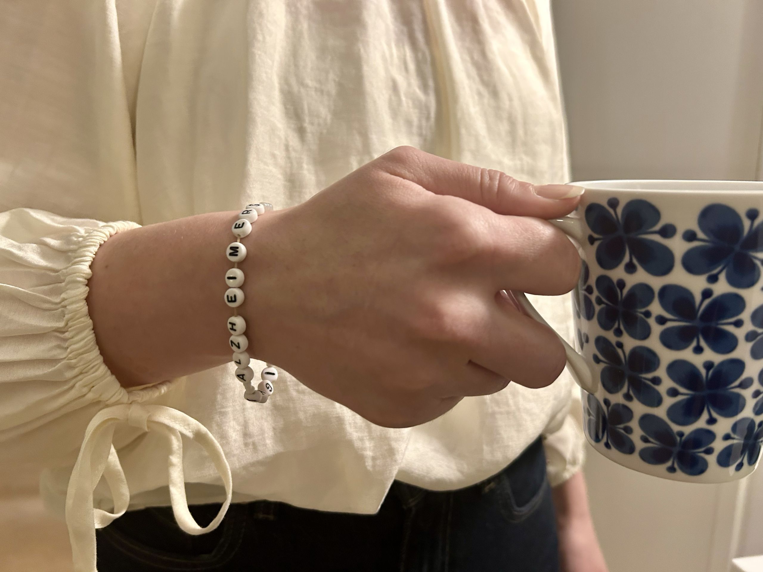 Armband med texten "fight alzheimer".