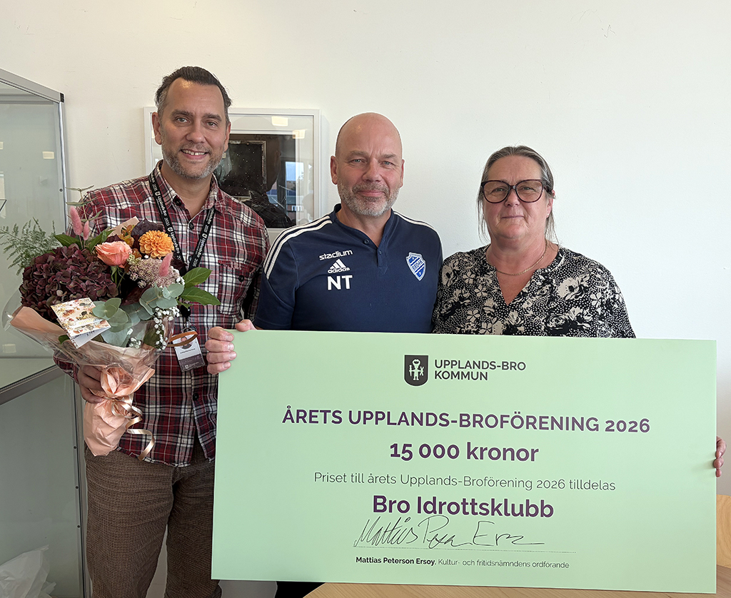 Mattias Peterson Ersoy (C), kommunalråd och ordförande i kultur- och fritidsnämnden, Nils Terner, klubbchef Bro IK, Anette Fredriksson, tf. kultur och fritidschef med prischecken på 15 000 kronor.