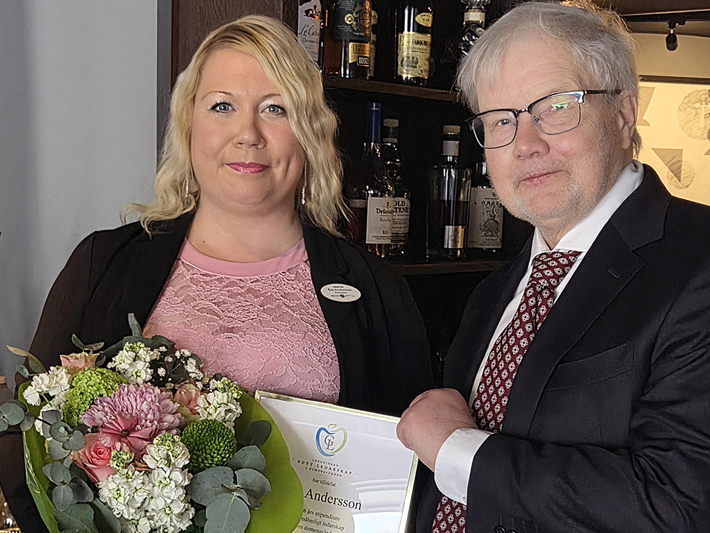 Stipendiat Åsa Andersson och stipendieutdelare Ingmar Skoog.