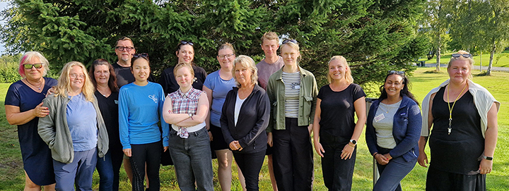 Gruppbild på retreatgruppen ute i naturen.