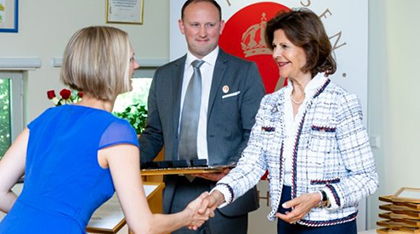 Bild på Drottningen som diplomerar biståndshandläggare